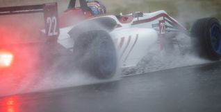 André Petropoulos im Regen von Rijeka. Dennoch fährt der Maichinger als Sieg über die Ziellinie in der Formel-3-Trophy.