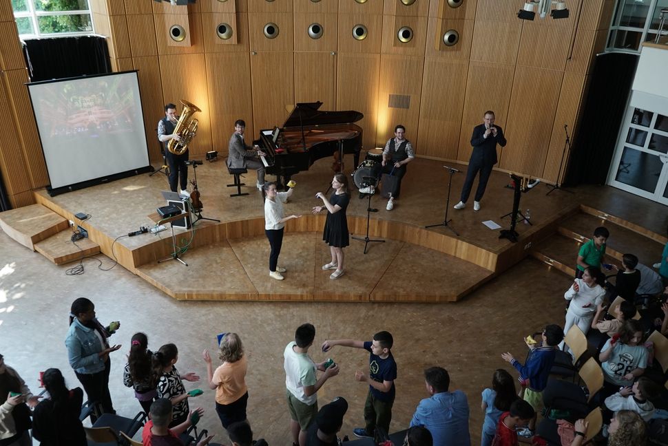Melissa Rümpler (vorne links auf der Bühne) und Valerie Märkle beim Abschlusskonzert mit den Hanke Brothers. Bild: Heiden