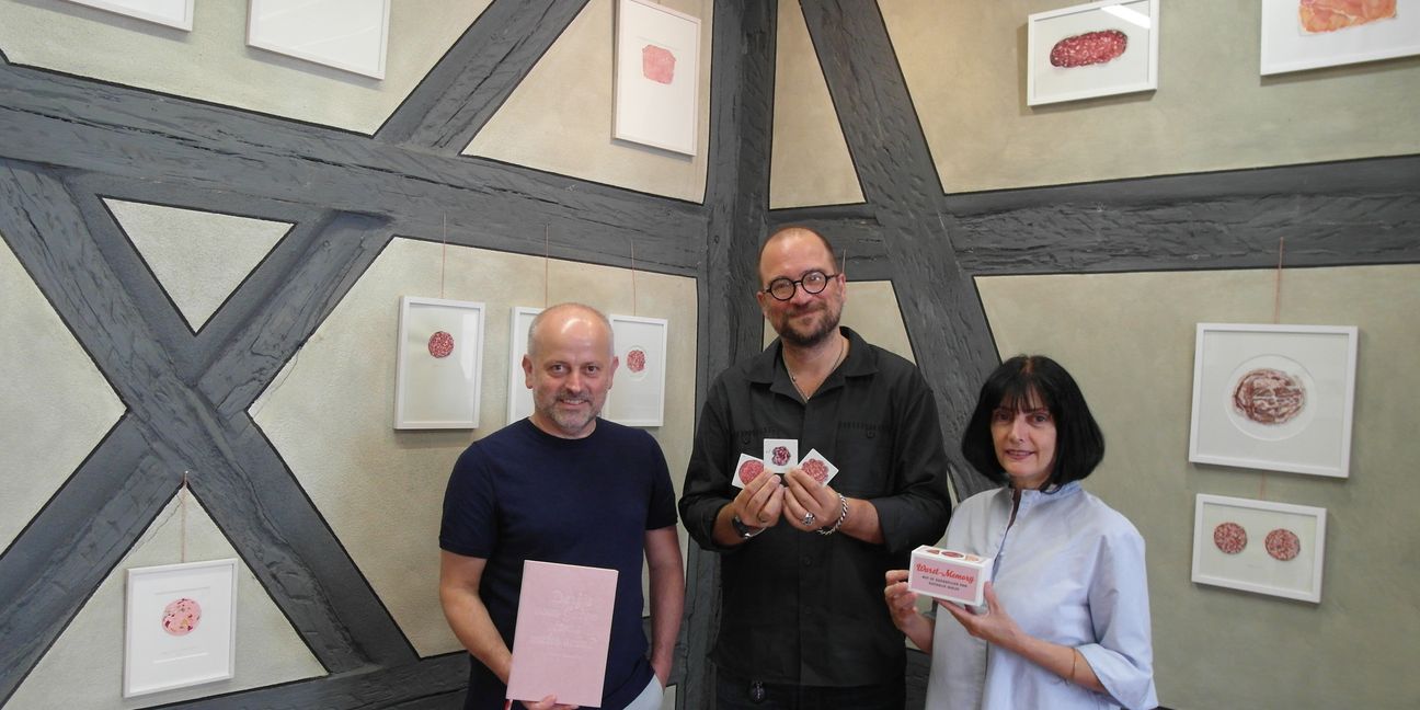 Vier neue Ausstellungen im Fleischermuseum präsentieren (von links) Matthias Bumiller, Dr. Christian Baudisch und Nathalie Wolff. Bild: Staber