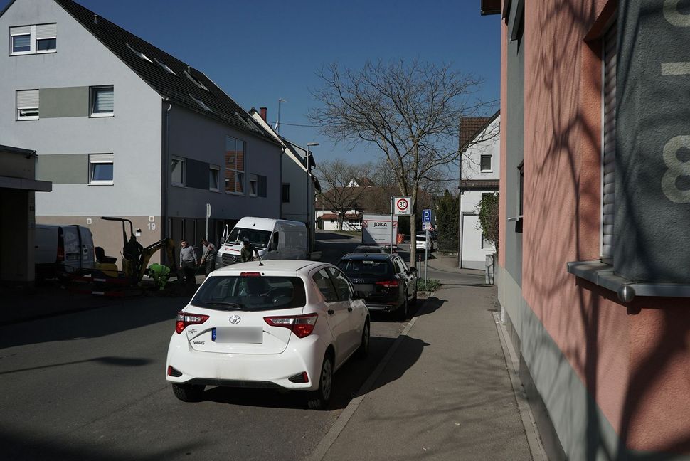 Viel zu unscheinbar finden die Darmsheimer den Hinweis auf die 30-Km-Zone vor der Olgastraße. Bild: Heiden