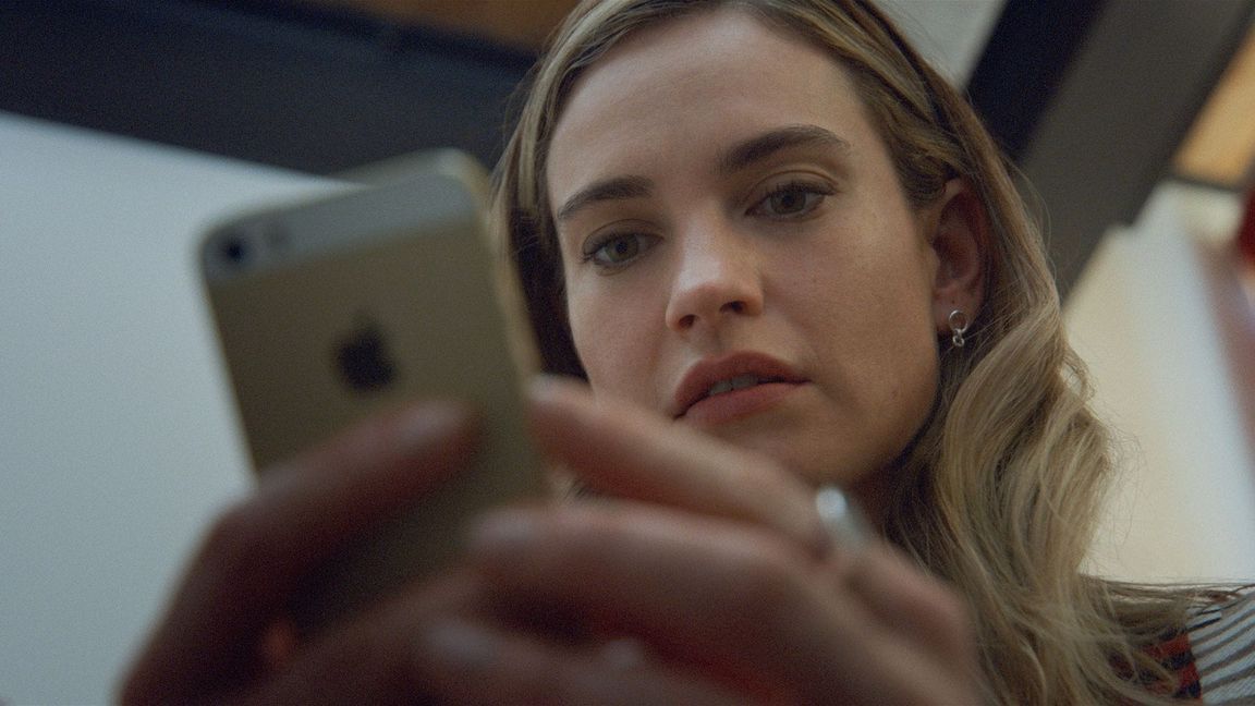 Lily James spielt Whitney Wolfe Herd.