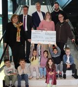 Auf dem Bild (von links): Doris Hirsch (kids@kita), Frank Hartmann (Bitzer), Michael Strauß (kids@kita), Nico Sailer (Kita-Leitung) und Erzieherinnen der Kita Max-Liebermannweg sowie einige Kita-Kinder.