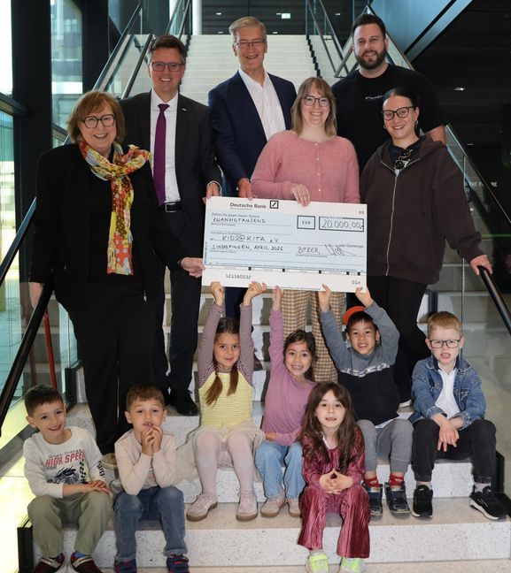 Auf dem Bild (von links): Doris Hirsch (kids@kita), Frank Hartmann (Bitzer), Michael Strauß (kids@kita), Nico Sailer (Kita-Leitung) und Erzieherinnen der Kita Max-Liebermannweg sowie einige Kita-Kinder.