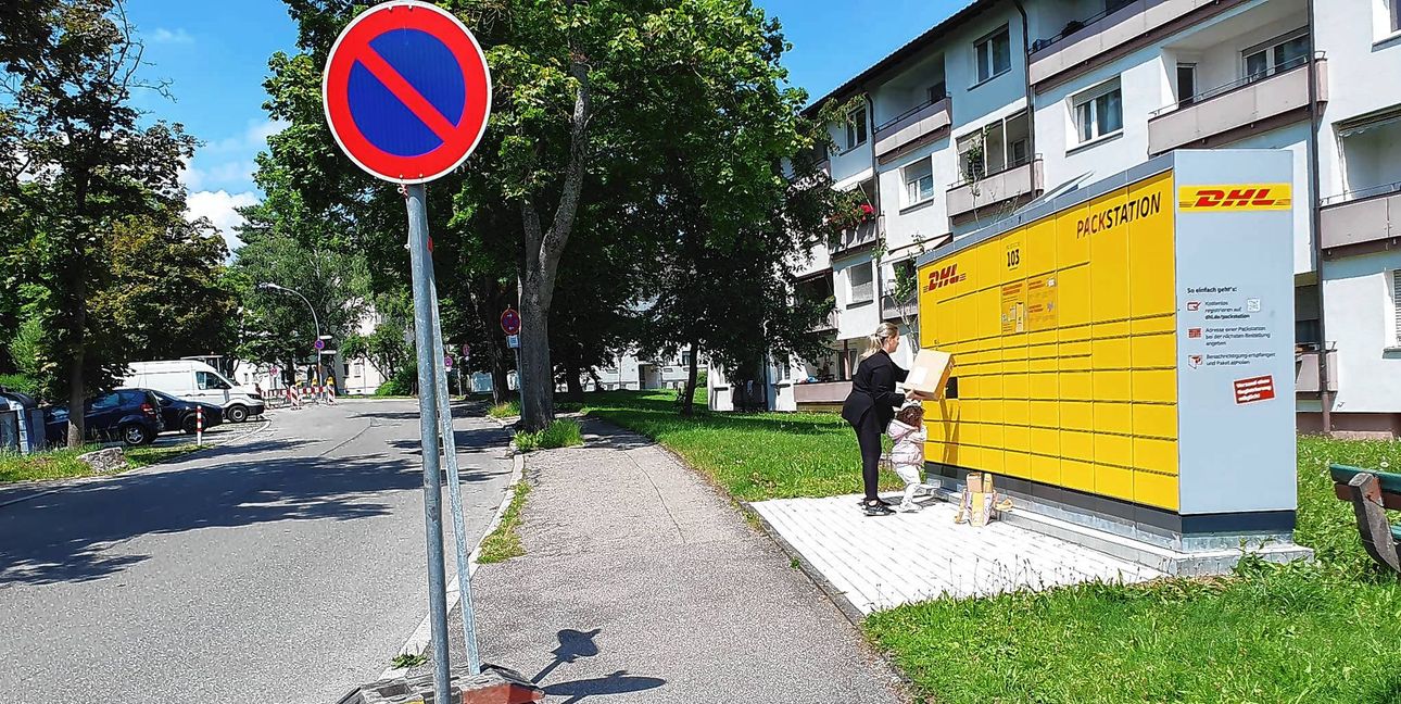 Eine Frau gibt ein Paket an der Packstation in der Spitzholzstraße ab. Die anderen beiden Päckchen wird sie dieses Mal hier nicht los.