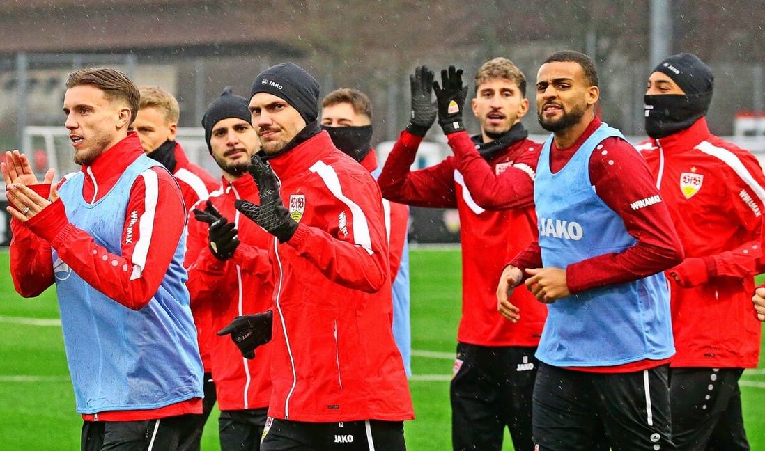 Auch vom nasskalten Wetter lassen sich die VfB-Spieler den Trainingsauftakt nicht verderben – und applaudieren den mehr als Tausend Fans.