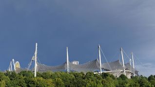 Das berühmte Dach des Olympiastadions ist zu einem Wahrzeichen von München geworden.