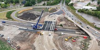Ab dem 4. August soll der Verkehr über die provisorische Brücke rollen. Auch Fußgänger und Radfahrer haben jeweils eine Behelfsbrücke über die A81 bekommen.