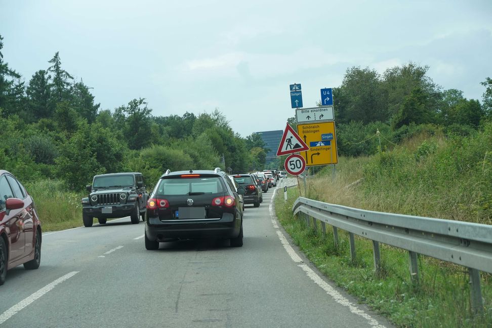 Die alte B14: Hier staut es sich, nicht nur dann, wenn die A81 gesperrt ist. Da die Auffahrt bei Sindelfingen-Ost zu ist, müssen die Autofahrer über diese Straße zur Anschlussstelle Böblingen-Ost.