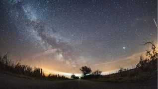 Verschiedene Flugobjekte sind rund um die Milchstraße während des Lyriden-Meteorschauers am Nachthimmel über Fehmarn zu sehen (Archivbild).