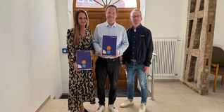 Die Gemeinde Magstadt um Bürgermeister Florian Glock (Mitte) verlängert ihre Partnerschaft mit der Netze BW um weitere 20 Jahre. Petra Schweizer (Leiterin Konzessionen) und Kevin Schlund (Regionalmanager) waren zur Vertragsunterschrift ins Magstadter Rathaus gekommen.