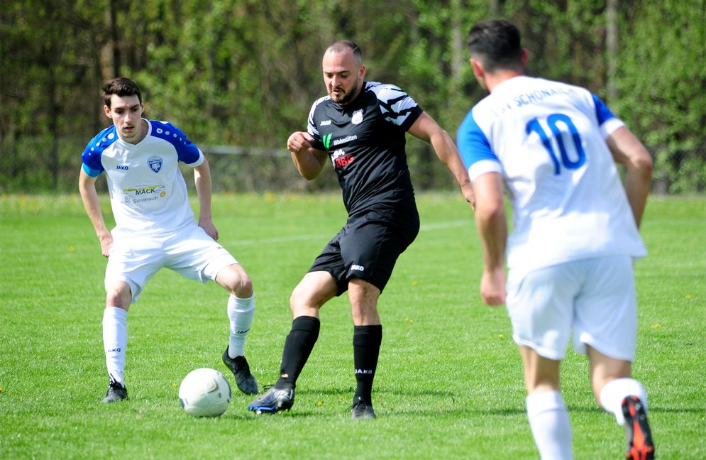 Dagersheims Karim Kretschmer (Mitte) erzielte den ebtscheidenden Treffer beim 1:0-Auswärtssieg in Schönaich. Bild: photostampe