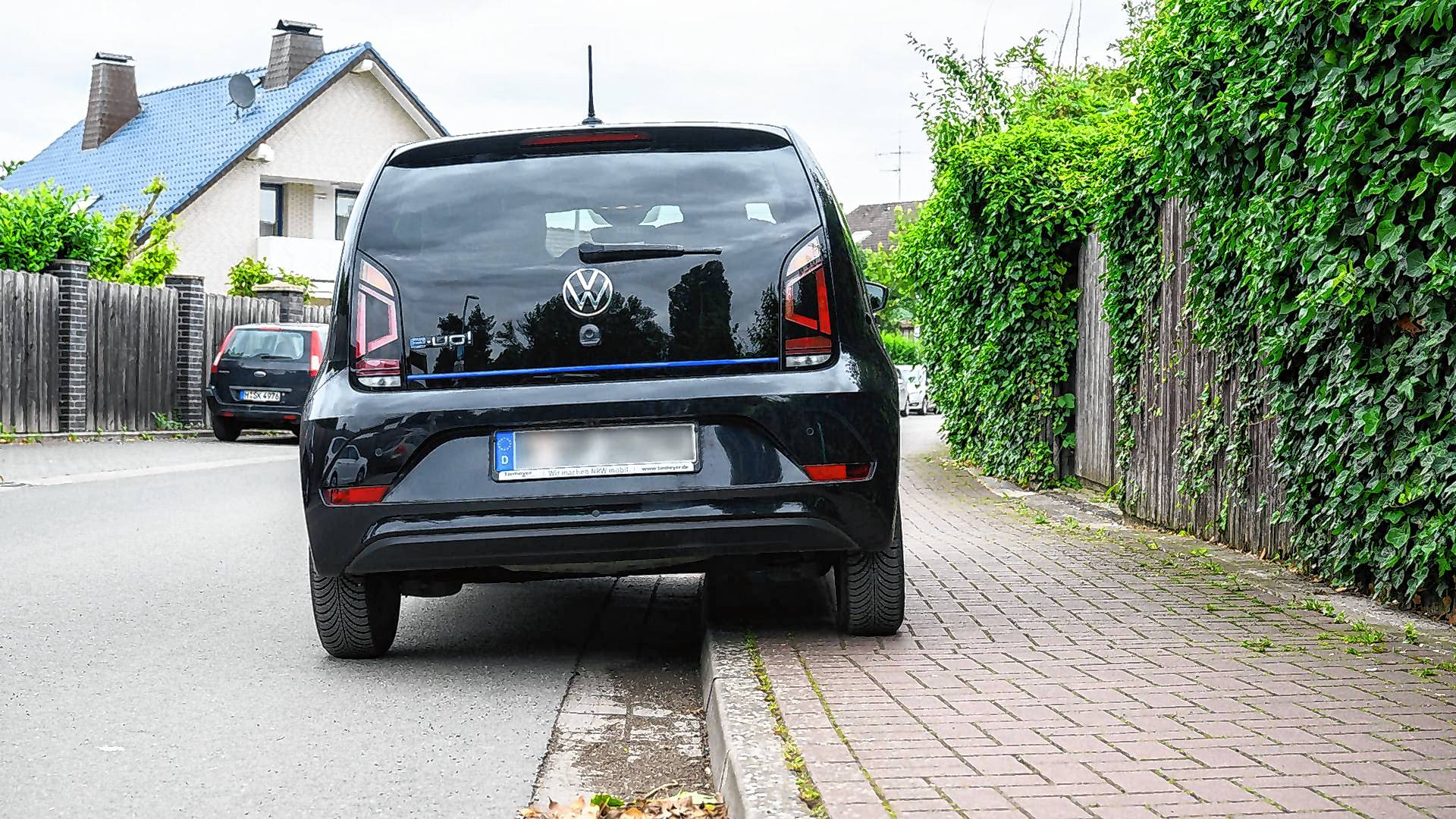 Künftig können Anwohner in bestimmten Fällen gegen zugeparkte Gehwege vorgehen. (Symbolbild)