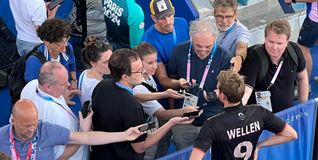 Stürmer Niklas Wellen wurde nach dem knappen 3:2-Erfolg der deutschen Herren  gegen Rekord-Olympiasieger Indien von zahlreichen Journalisten zu dem Spiel befragt. Bild: Peter Münch