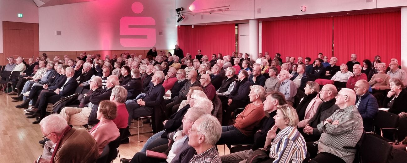 Voll besetzte Ränge bei der Info-Veranstaltung der IG Fernwärme im Forum der Kreissparkasse. Bild: Hamann