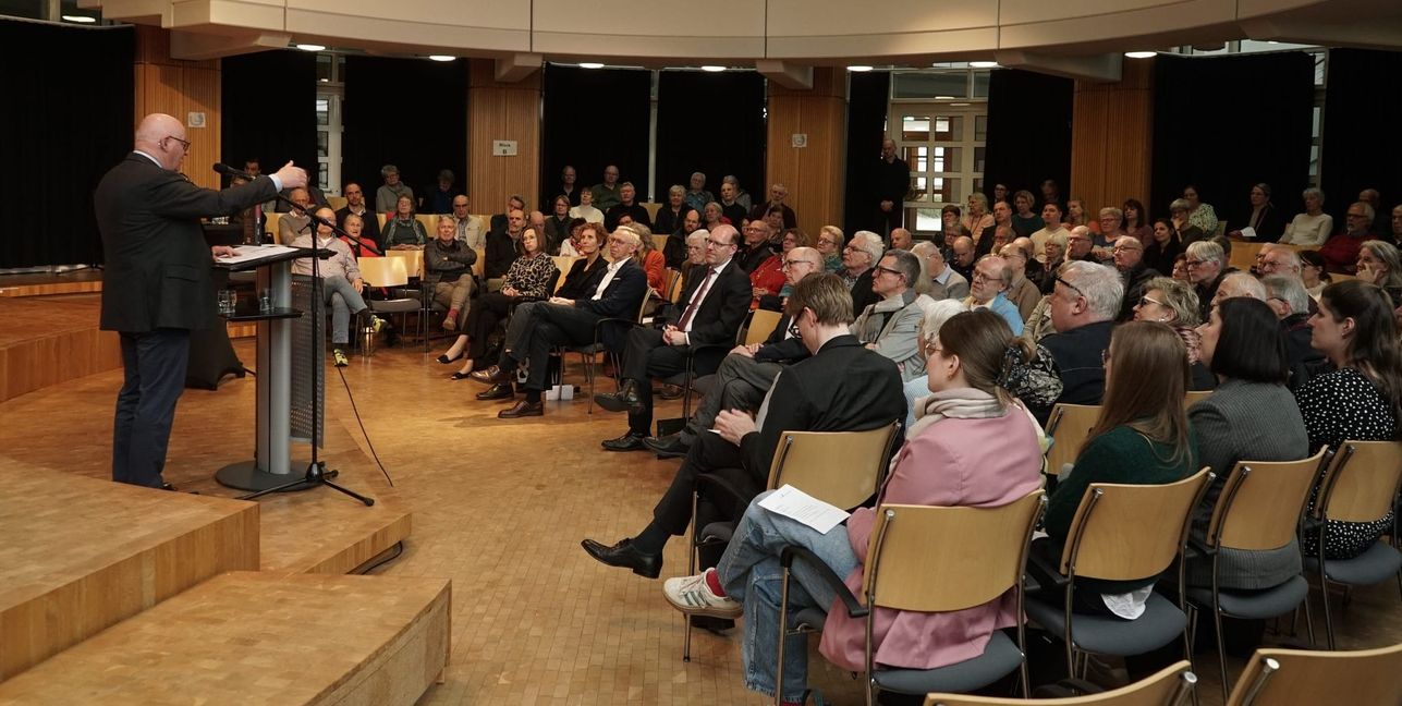 Großes Interesse bei der Präsentation der Uiberreither-Biografie von Prof.l Dr. Stefan Karner. Bilder: Heiden