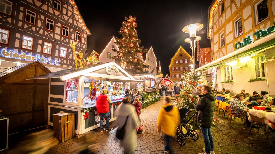 Wer auf den Weihnachtsmarkt will, muss sich am Wochenende wetterfest anziehen (Symbolbild).