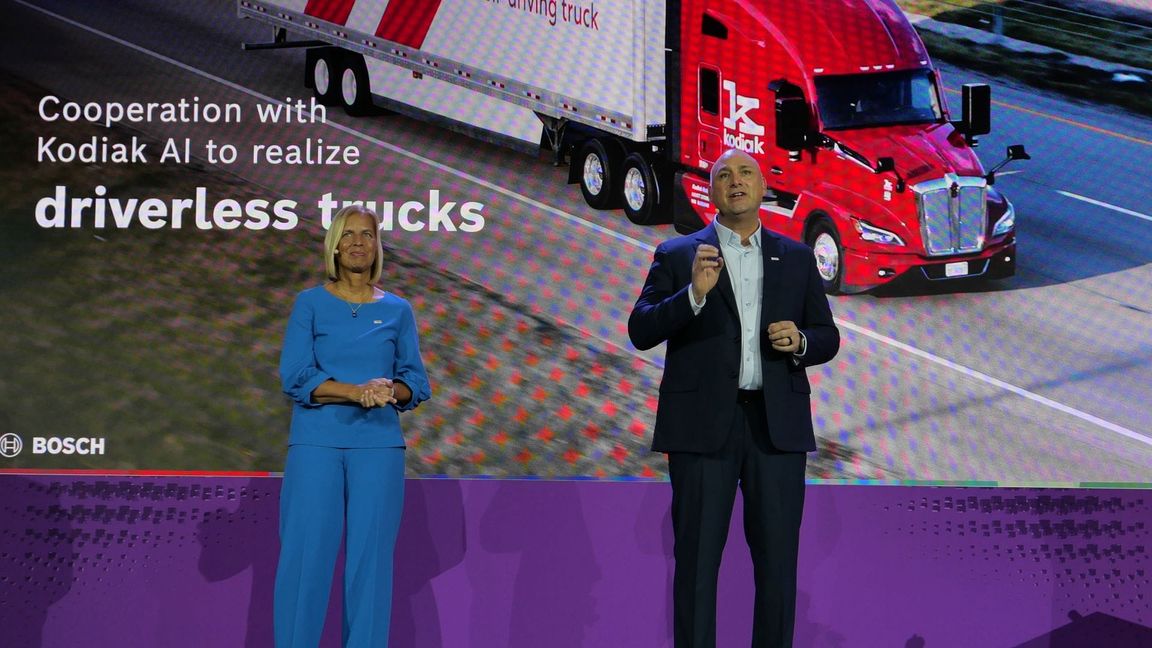 Auf der CES kündigte Bosch eine Kooperation mit dem Start-up Kodiak ?AI, mit der man standardisierte Hard- und Software für fahrerlose Lastwagen entwickeln will.