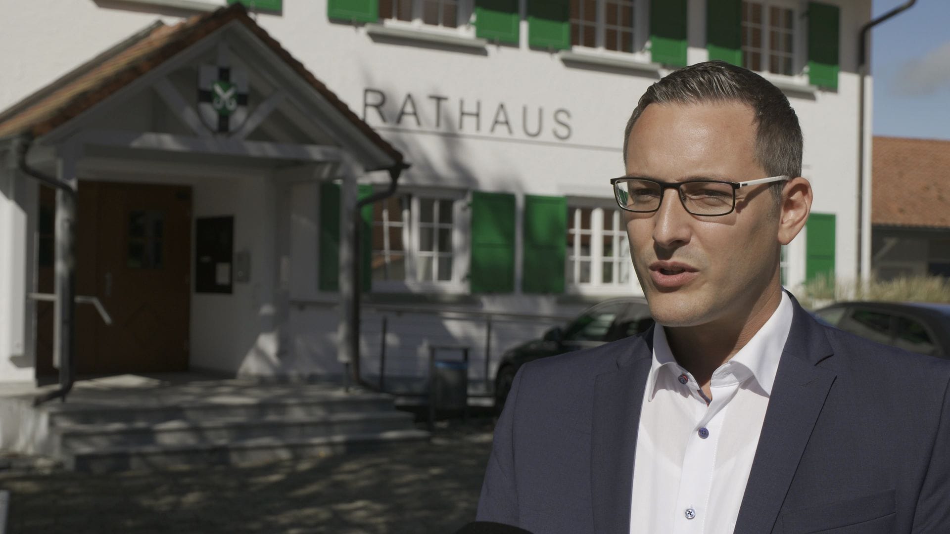 Dutzende Störche im Ortsteil Mindersdorf machen dem Bürgermeister zu schaffen (Archivbild).