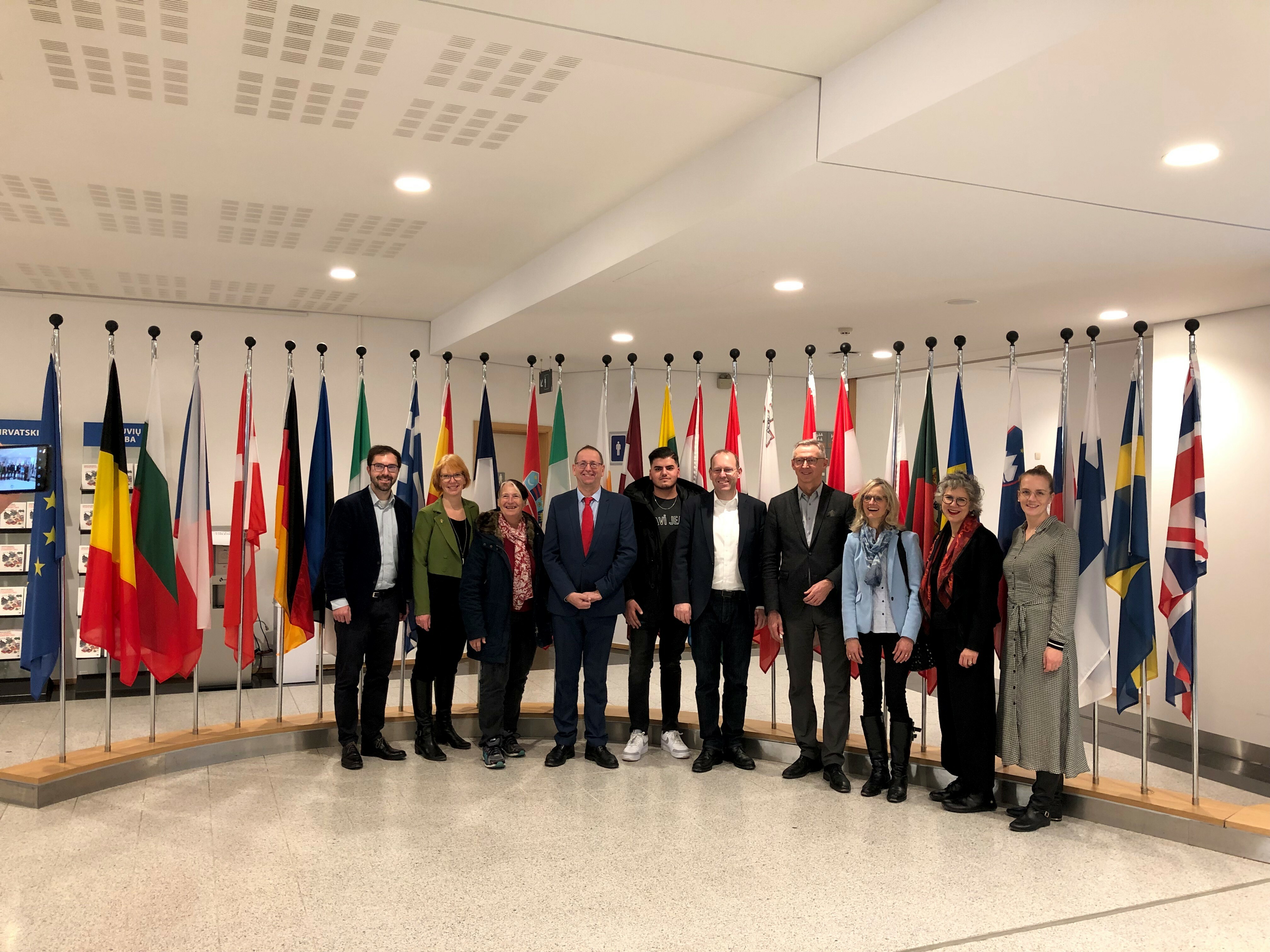 Gruppenbild der Sindelfinger Delegation im Europäischen Parlament (von links): Julian Schahl, Sabine Kober, Dr. Dorothee Kadauke, Richard Pitterle, Arif Salim Göler, Oberbürgermeister Dr. Bernd Vöhringer, Bürgermeister Christian Gangl, Maike Stahl, Sarah Kupke und Laura Kamisli haben in Brüssel an zwei Tagen ein straffes und interessantes Programm absolviert.  Bild: Hamann