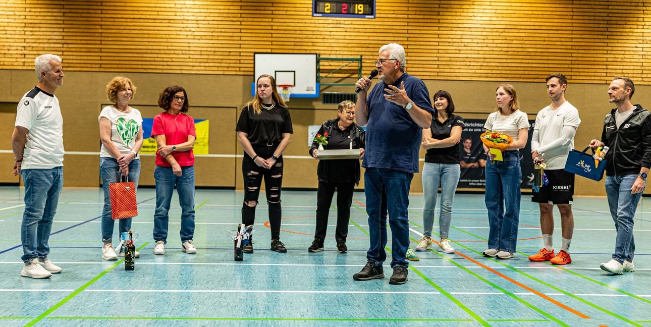 Als Rückgrat der Abteilung, als prägende Figur - sowohl menschlich, sportlich als auch organisatorisch - wurde Harald Mück (links) von Ausschussmitglied Karl-Heinz Remmlinger (vorne) am letzten Heimspieltag in der Ehninger Schalkwiesenhalle charakterisiert.