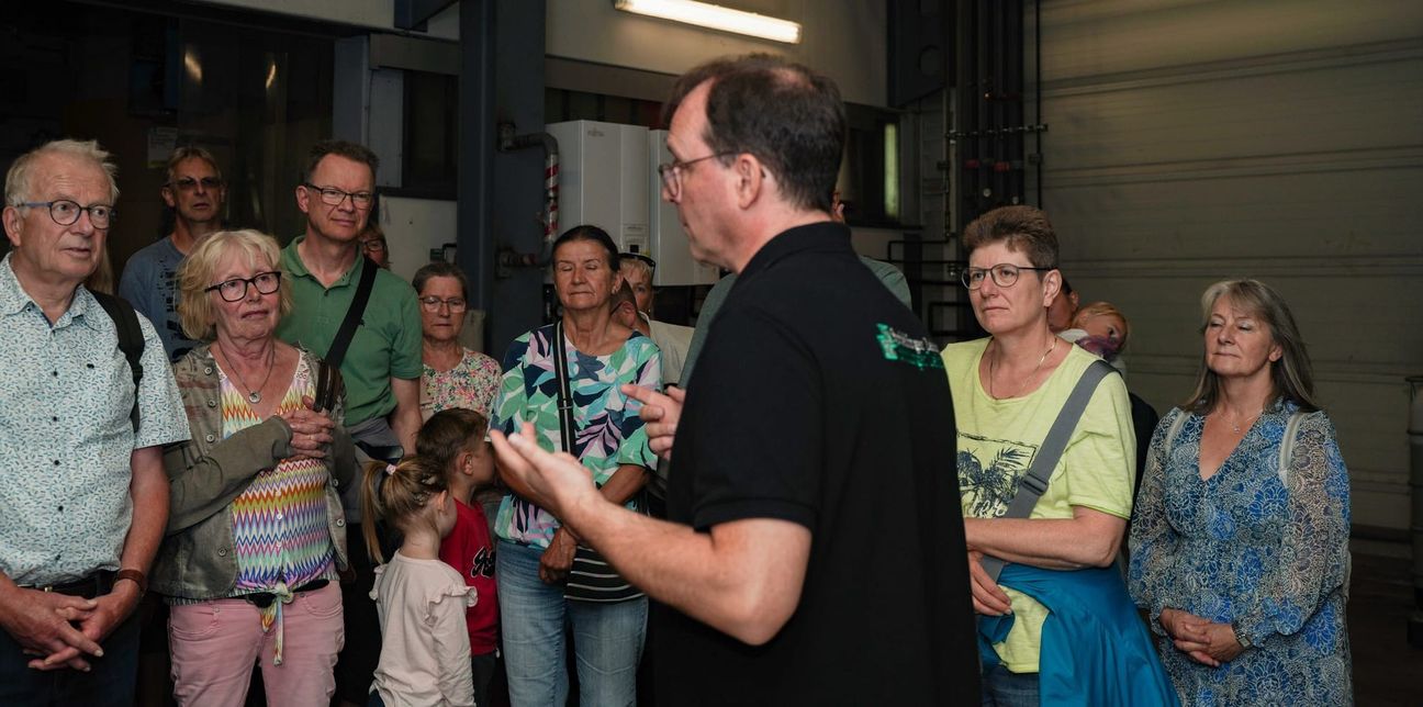 Tim Schweiker zeigt Besuchern die Rotationsmaschine im Z-Druck.