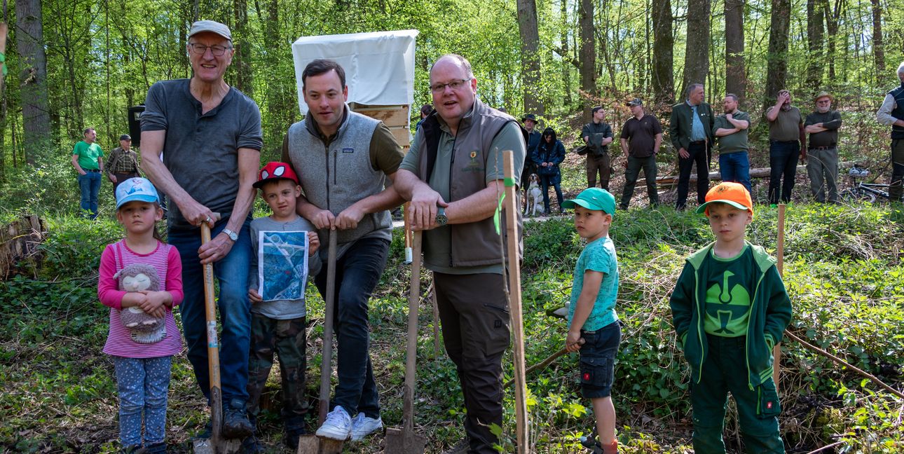 Auch Landrat Roland Bernhard, Kreisjägermeister Claus Kissel und Bürgermeister Lukas Rosengrün griffen gemeinsam mit einigen Kindern zum Spaten.Bild: Nüßle