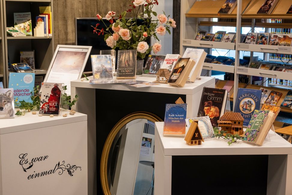 Märchenhaft geht es auch in der Stadtbibliothek zu. Bild: Nüßle