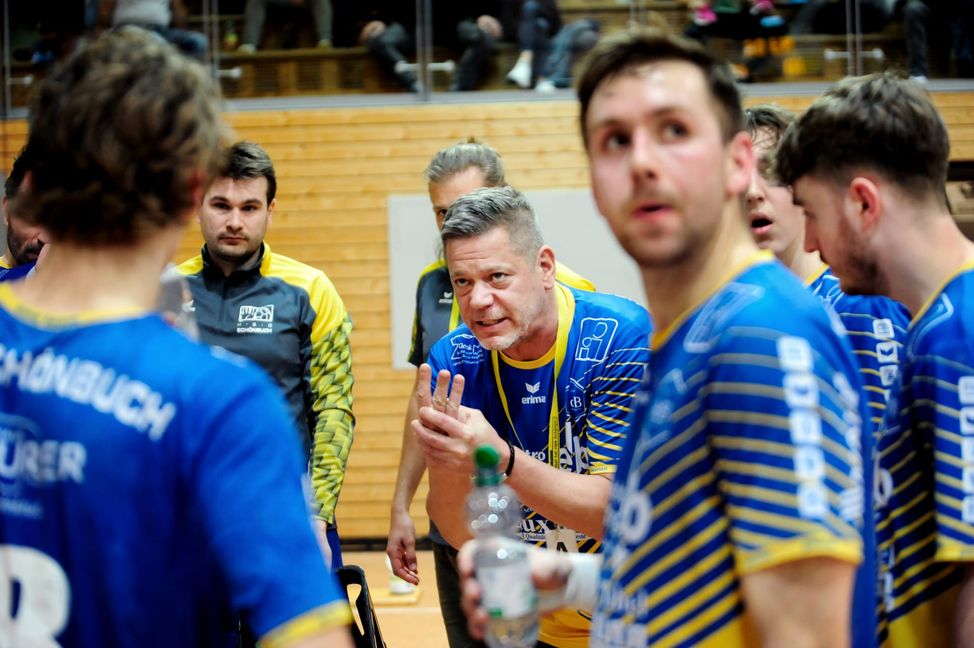 Holger Breitenbacher, Trainer der HSG Schönbuch, hofft, dass seine Mannschaft in Neckarelz die Kurve bekommt. Bild: photostampe