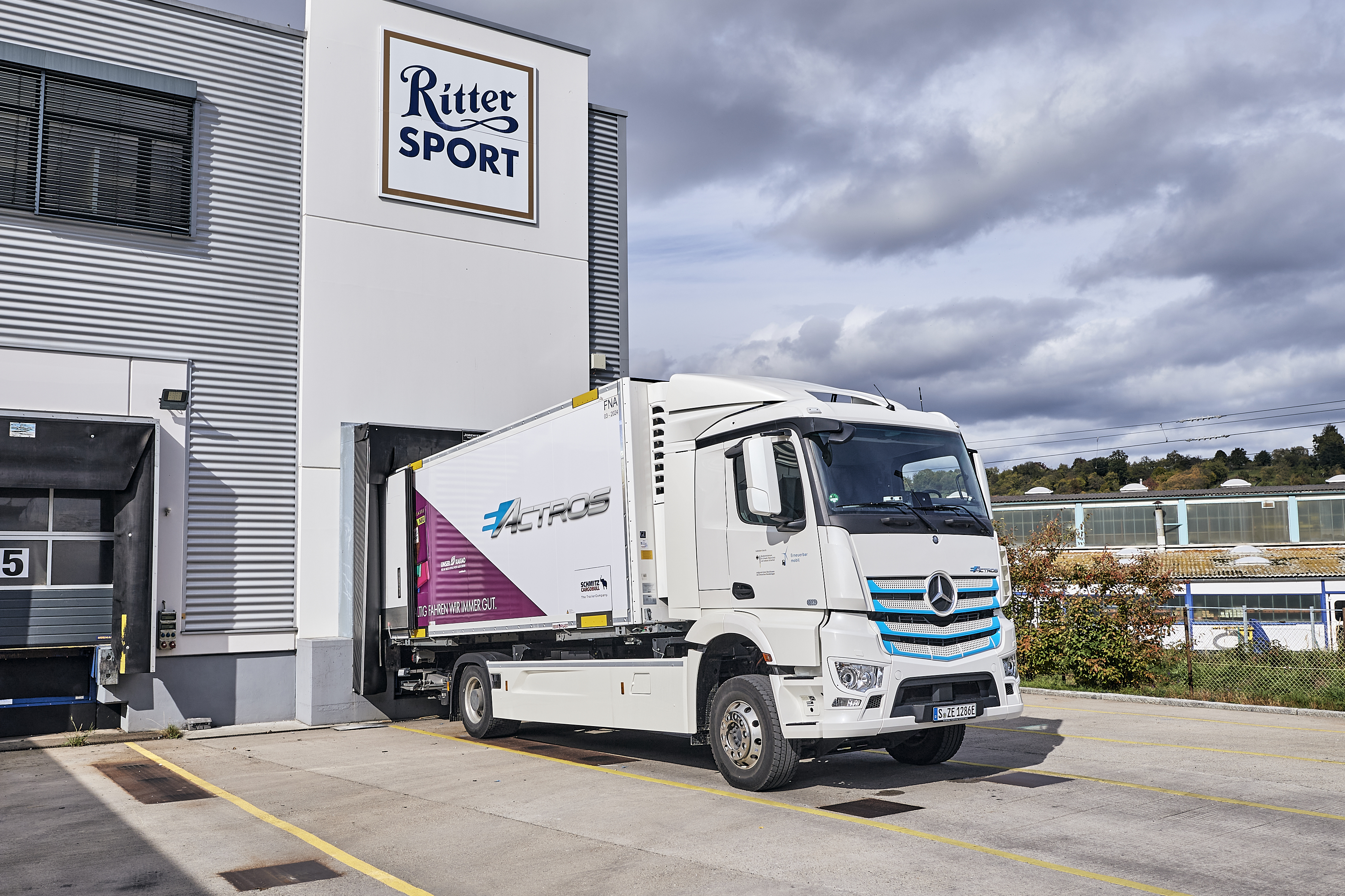 Elektrisch. Praktisch. Gut. – Ritter Sport setzt vollelektrischen Mercedes-Benz eActros für Produktionsversorgung ein. 
 
Bild: z
