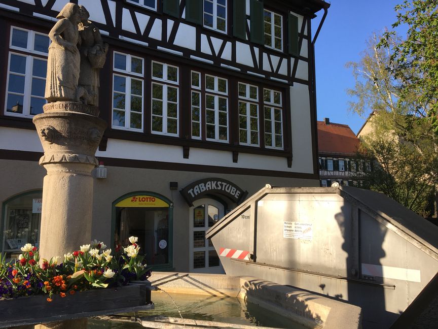 Der Container vor der Tabakstube deuten auf das Ende hin. Bild: P. Bausch