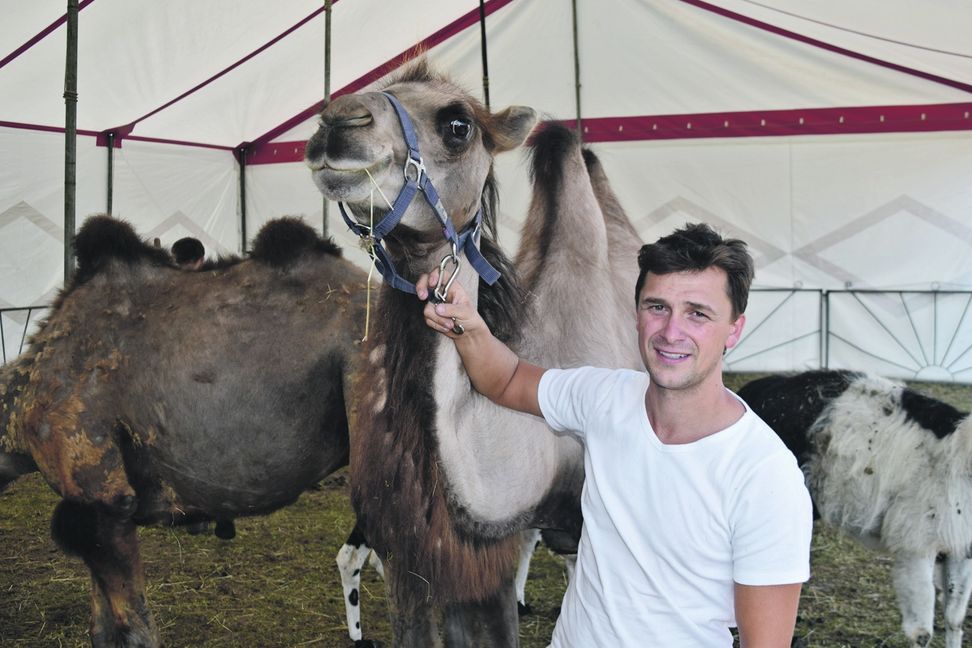 Zirkusdirektor Rudolf Renz tritt gemeinsam mit dem Kamel „Kahn“ auf. Bild: Krauter
