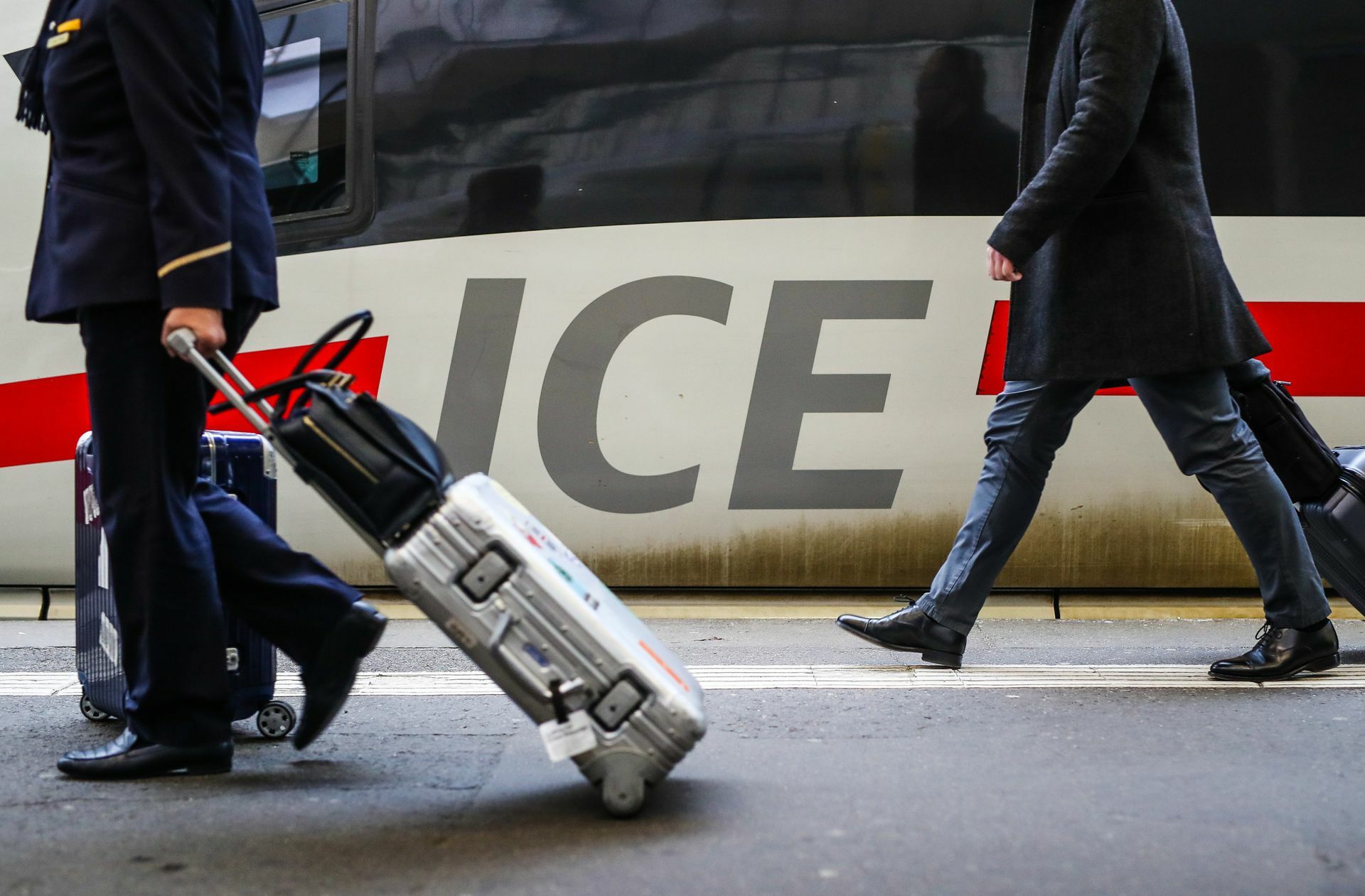Zum Beginn des Reiseverkehrs  zu den Weihnachtsfeiertagen 2019, laufen Fahrgäste am Stuttgarter Hauptbahnhof mit ihren Koffern an einem ICE-Zug vorbei.