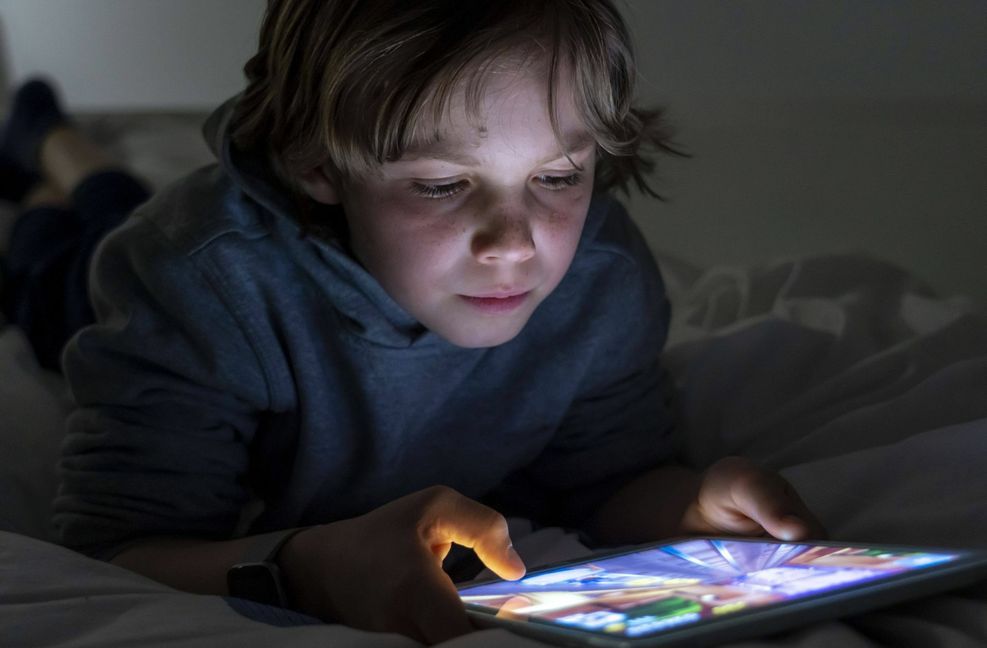 Stundenlang am Computer daddeln oder Serien gucken: In der Coronakrise haben Kinder viel mehr online gespielt, Serien geschaut und gechattet. Foto: imago/Jochen Tack