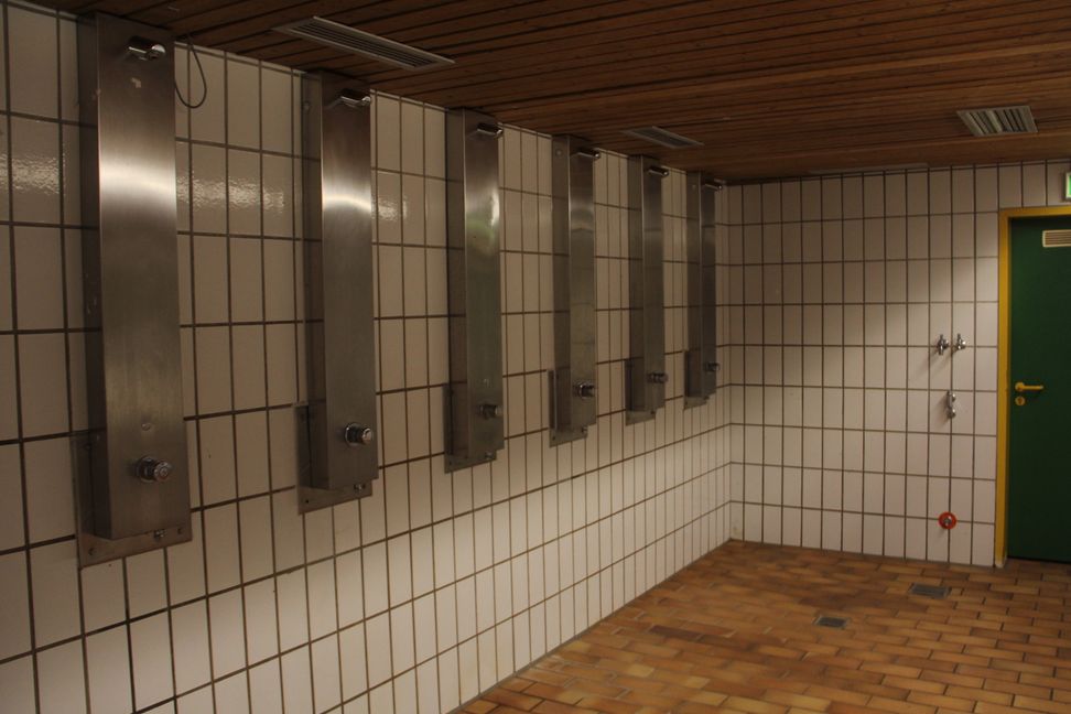 Aus diesen Duschen im Böblinger Stadion kommt nur spärlich kaltes Wasser. Bild: Oberdorfer