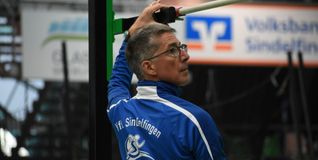 Abteilungsleiter Jürgen Kohler legt bei den Veranstaltungen im Glaspalast oder im Floschenstadion auch gerne Hand an.