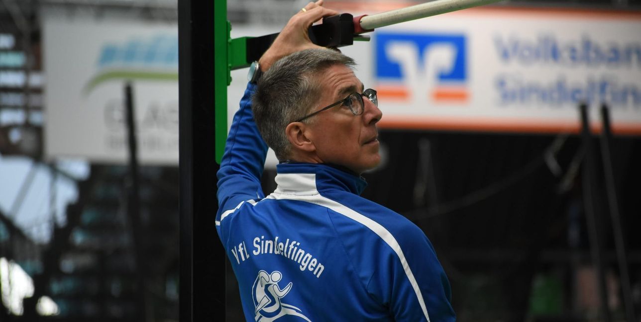 Abteilungsleiter Jürgen Kohler legt bei den Veranstaltungen im Glaspalast oder im Floschenstadion auch gerne Hand an.