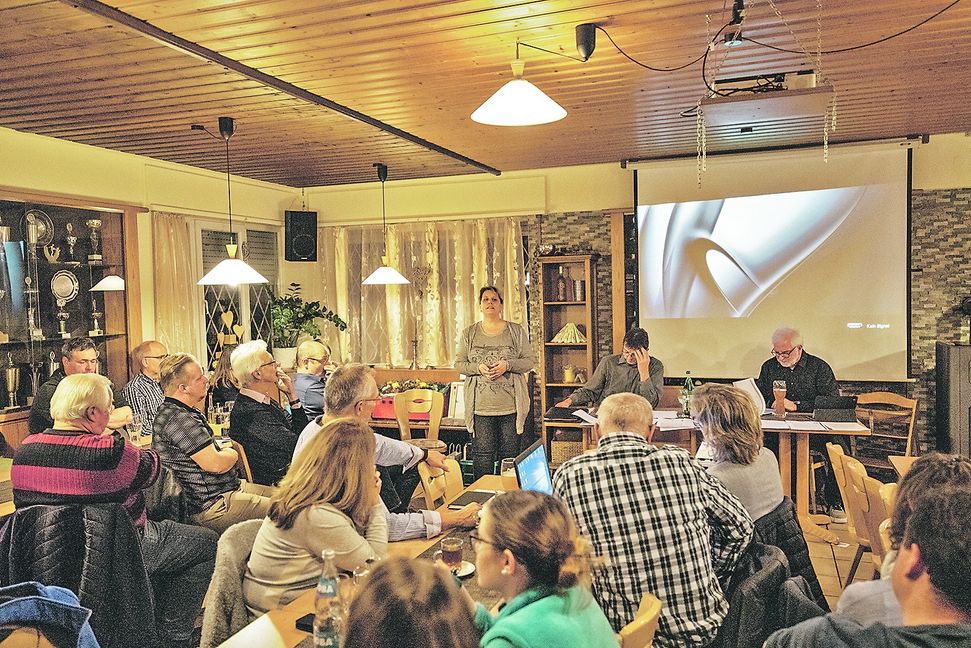 Melanie Zahn bei ihrer Vorstellung auf der Hauptversammlung des TSV Grafenau. Die 42-Jährige wurde anschließend zum neuen Sportvorstand gewählt. Bild: Richter
