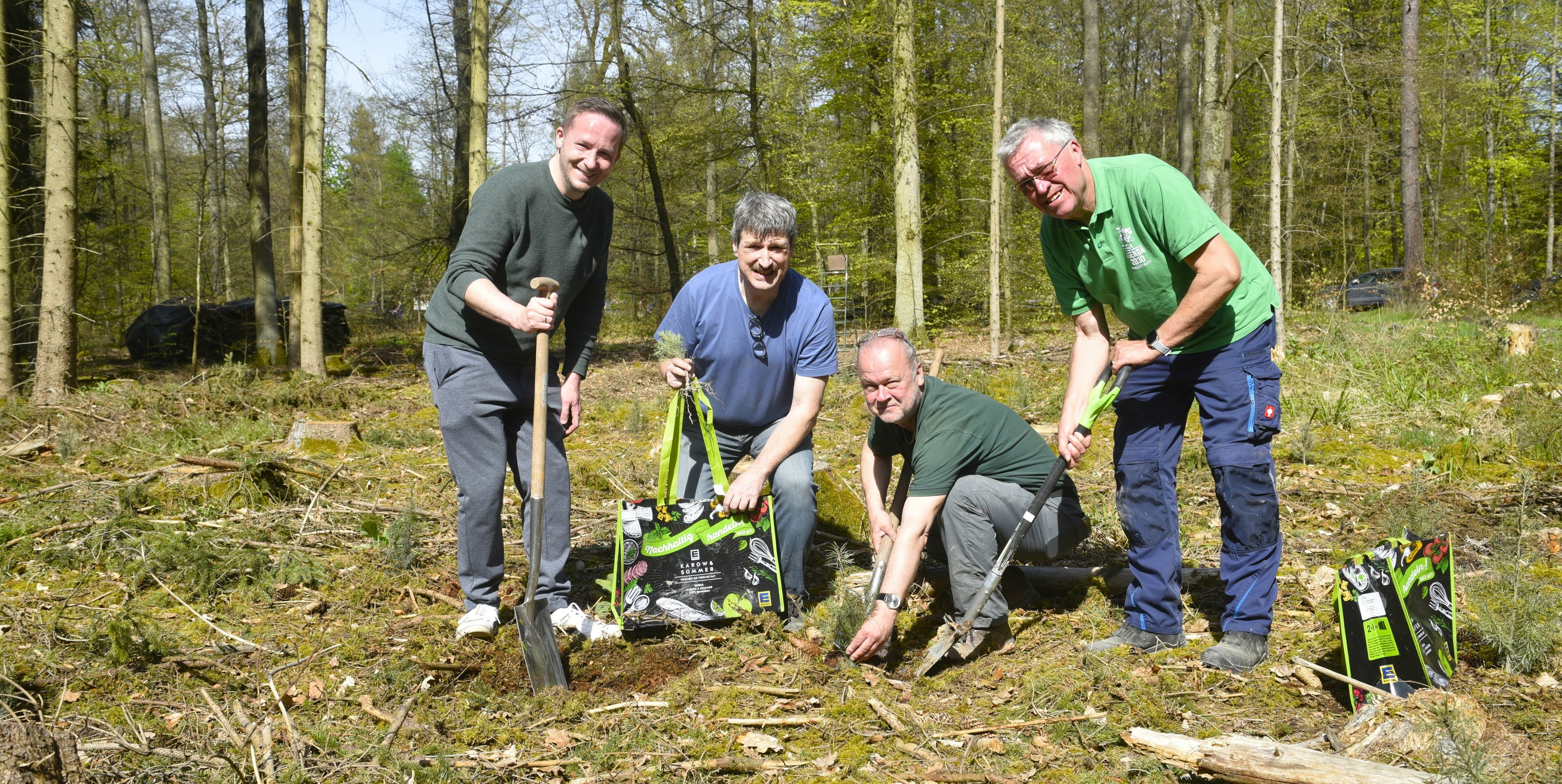 Ein neuer Wald entsteht und Förster Jochen Müller (Zweiter von rechts) zeigt wie‘s geht, assistiert (von links) von Bürgermeister Florian Glock, Jürgen Lunardi (Vorsitzender der Arbeitsgemeinschaft der örtlichen Vereine) und Organisator Hans-Ulrich Protzer.  Bild: Reichert
