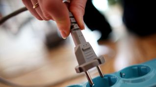 Stecker rein, Strom raus: Wer künftig von einem teuren zu einem günstigeren Anbieter wechseln möchte, kann das in vielen Fällen deutlich schneller tun.