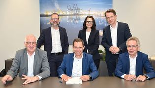 Das Bild von der Vertragsunterzeichnung zeigt von links: Klaus Vikuk (Magstadt), Thomas Krätschmer, den Vorstandsvorsitzenden Jörg Niethammer, Anette Rehorsch-Hartmann (alle Vereinigte Volksbanken), Dr. Mirco Kübler (Magstadt) und Martin Riegger (Vereinigte Volksbanken).