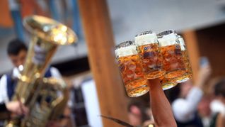 Alles ändert sich, sogar auf dem Oktoberfst: Eine Bedienung trägt im Hacker-Pschorr-Festzelt auf dem Oktoberfest mehrere Maßkrüge.