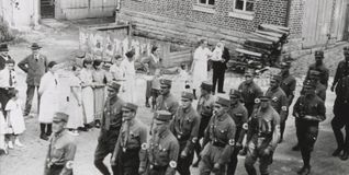 Die SA (Sturmabteilung) bei einem Festumzug in Dagersheim, 1930er Jahre.