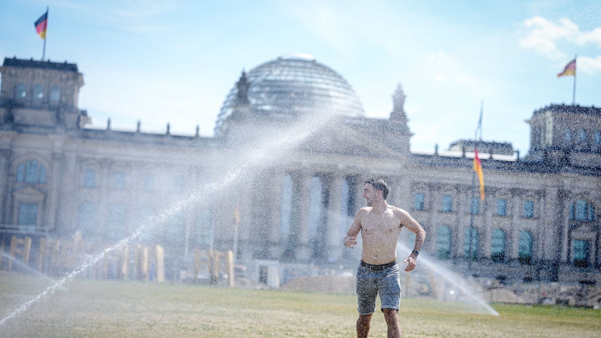 Coole Orte hat Deutschland viele, nicht nur unter dem Rasensprenger am Reichstag.