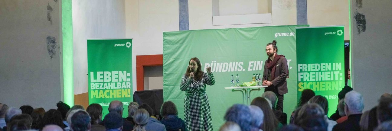 Ricarda Lang, Ex-Parteichefin der Grünen gemeinsam mit Tobias B. Bacherle, Grünen-Bundestagsabgeordneter für den Wahlkreis Böblingen bei ihrem Auftritt im Weil der Städter Klösterle.