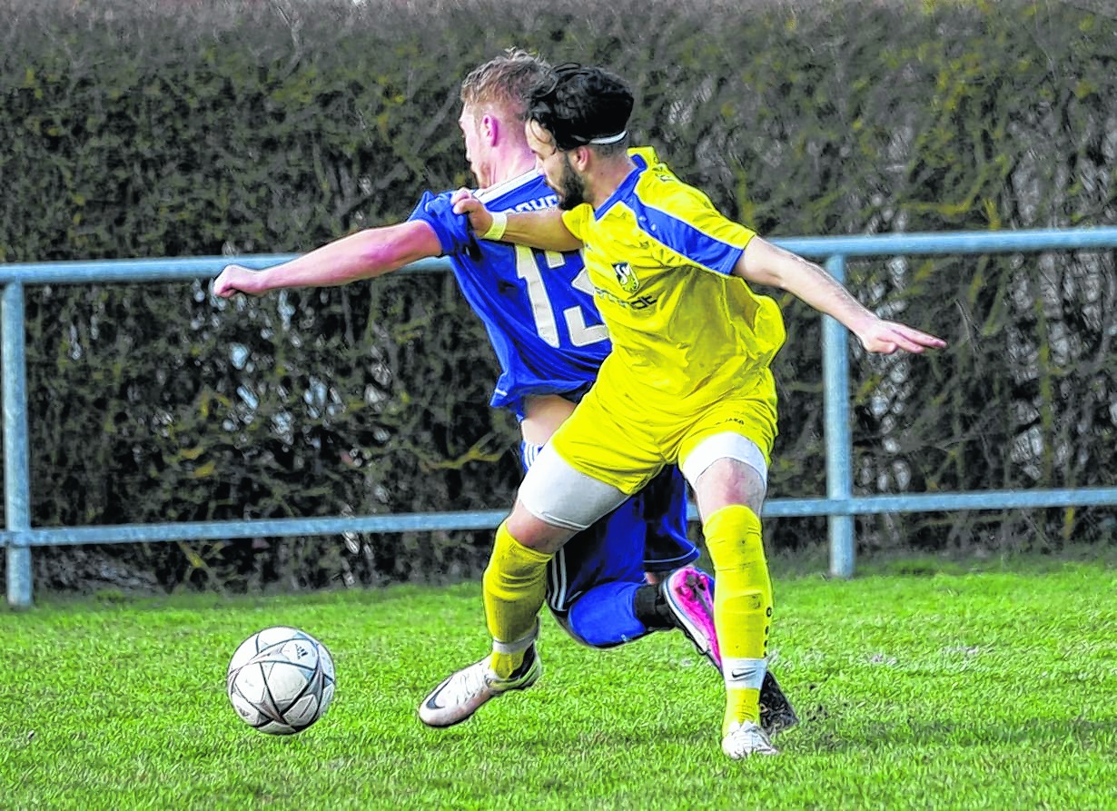 War beim Ehninger 1:0-Sieg in Rohrau der Matchwinner: TSV-Stürmer Kaan Toprak (vorne) traf bereits in der 8. Minute.  Bild: Photo5