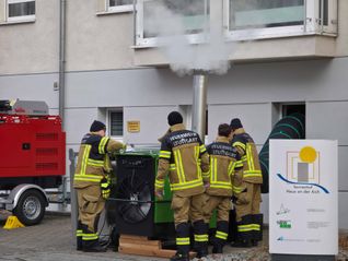 Die Feuerwehr Stuttgart brachte mehrere große Heizgeräte zu der Senioren-Anlage in Waldenbuch. 	Bild: SDMG/Dettenmeyer