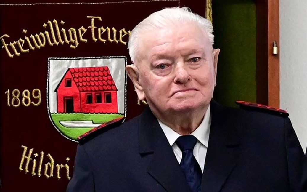 Paul Fischer wird für seine jahrzehntelange Mitgliedschaft bei der Feuerwehr geehrt.