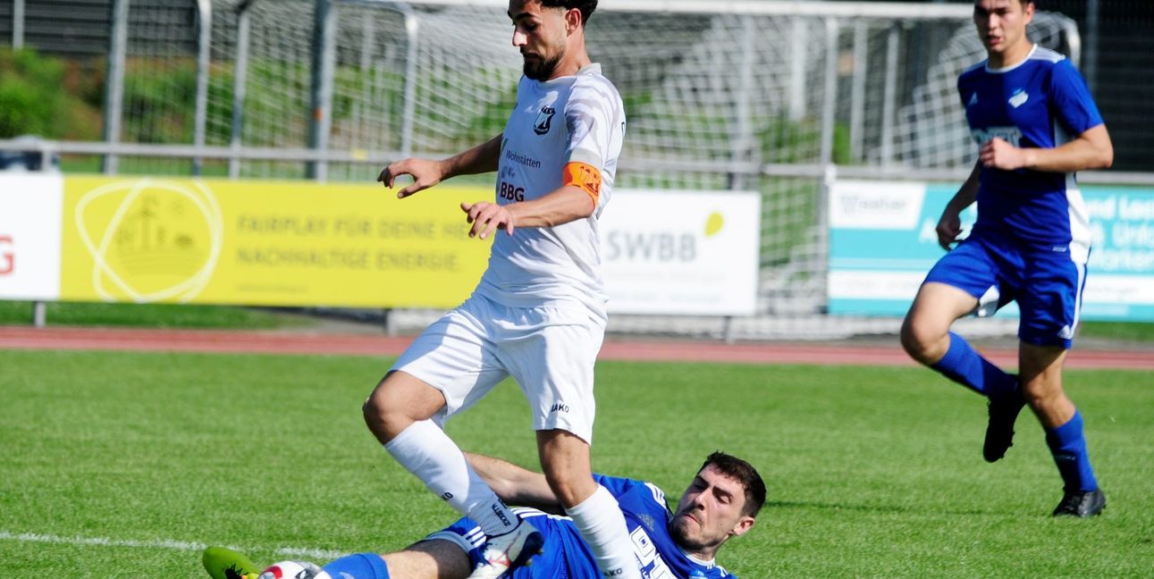 Kapitäne unter sich.  Der Dagersheimer Doppeltorschütze  Admir Kasapi (weißes Trikot) im Zweikampf mit dem Deufringer  Jens Kschischek (am Boden). Bild: photostampe