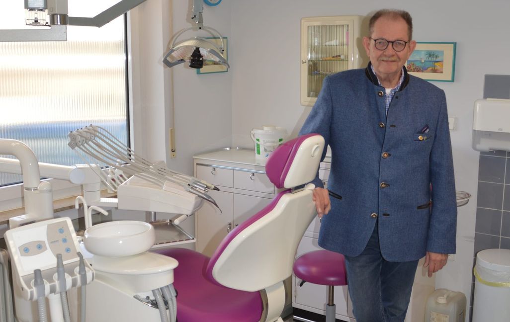 Klaus Lux in seiner ehemaligen Zahnarztpraxis in der Gartenstraße 12 in Schönaich.