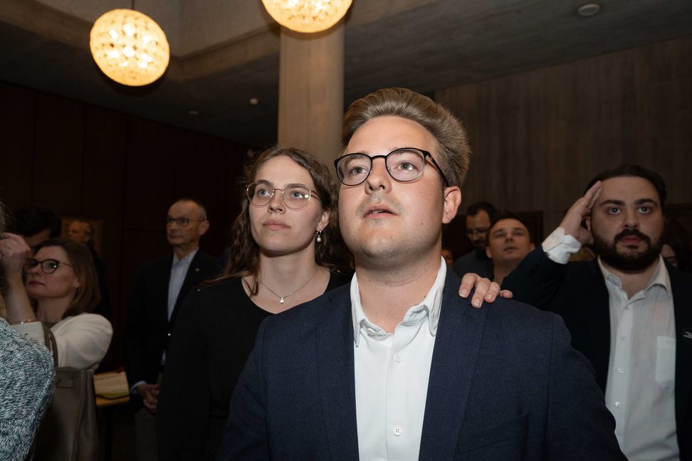 Es spitzt sich zu: Nach 47 von 53 Wahllokalen liegt Max Reinhardt immer noch vorn. Dann wendet sich das Blatt.